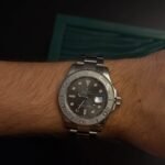 Criado pela Rolex nos anos 1990, o Yacht-Master nasceu para o universo náutico —...