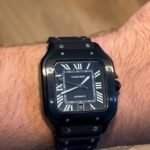 O Santos de Cartier em acabamento preto é a definição de sofisticação ousada. Co...