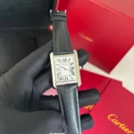 Cartier Tank Solo

Tamanho da caixa: aprox. 27 x 34 mm (tamanho médio, unissex)
...
