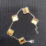 Pulseiras  Van Cleef 

Aço inoxidável 
Tamanho 22cm
Valor 250,00...
