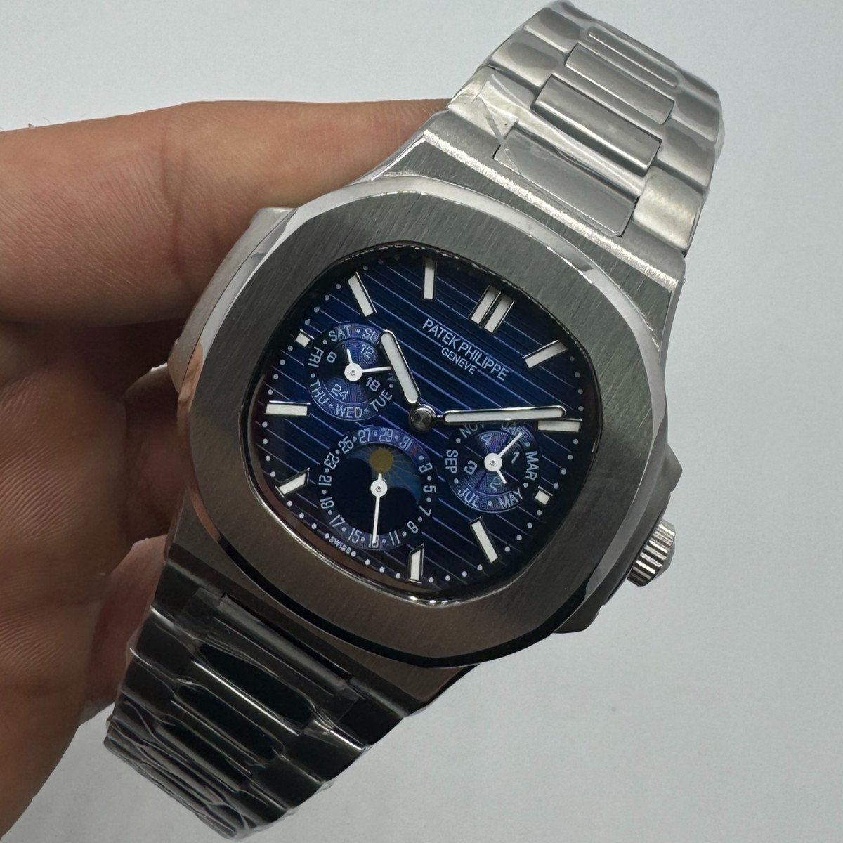 a43f4e_06285c09ed8848db9f8636f1da46fadcmv2 Patek Philippe Nautilus Fases da Lua 39mm, Aço - Imagem 1