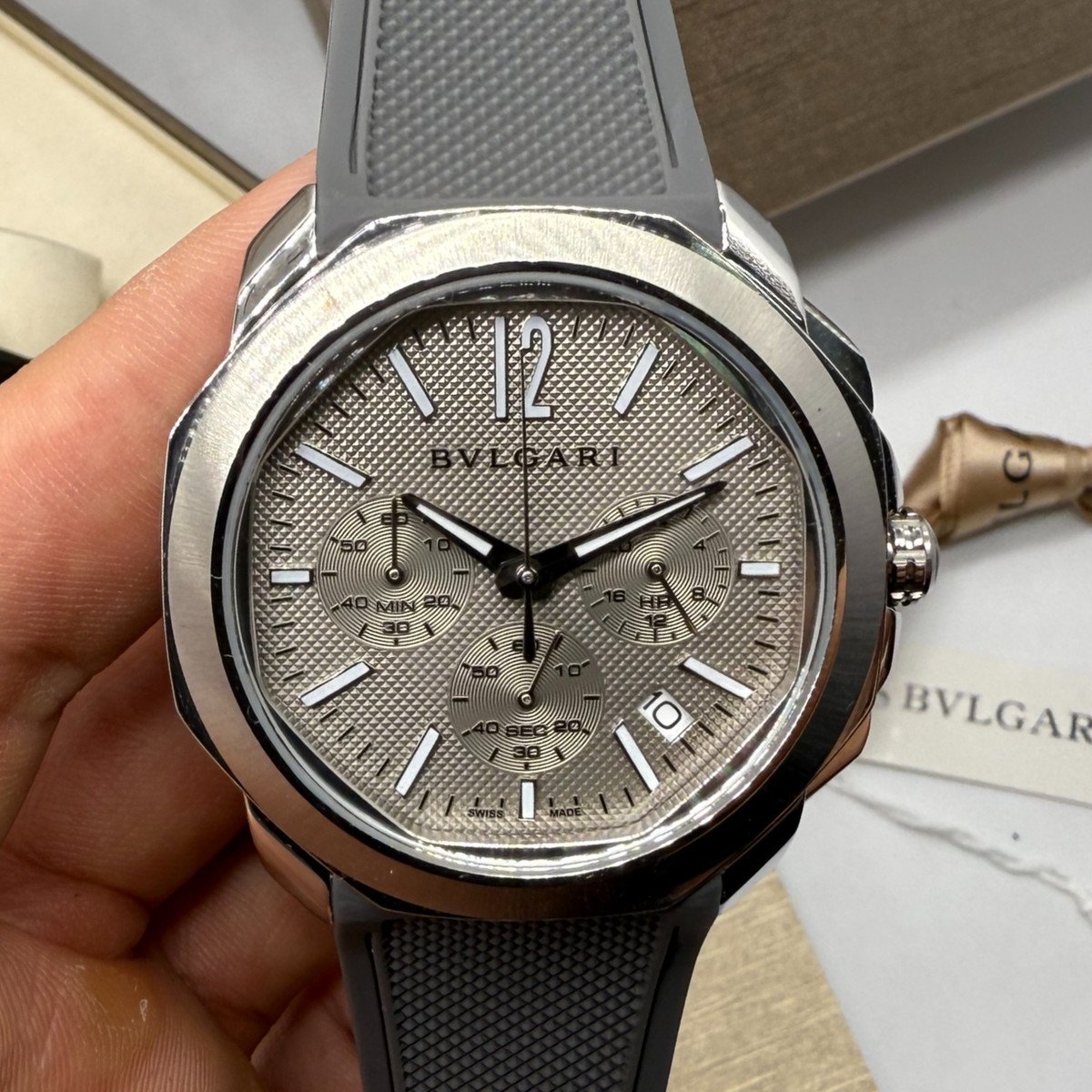 a43f4e_06dd8ac775b04fb39beeb76247b06f54mv2 Bvlgari Octo Roma 42mm Edição Limitada - Mostrador Cinza - Imagem 1