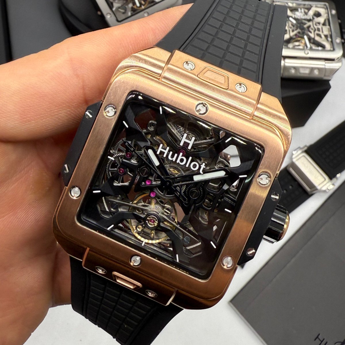 a43f4e_0f631353e4f54ecca4caaffc75649ce1mv2 Hublot Square Bang Turbilhão Aço/Rose 45mm, Mostrador Preto Esqueleto - Imagem 1