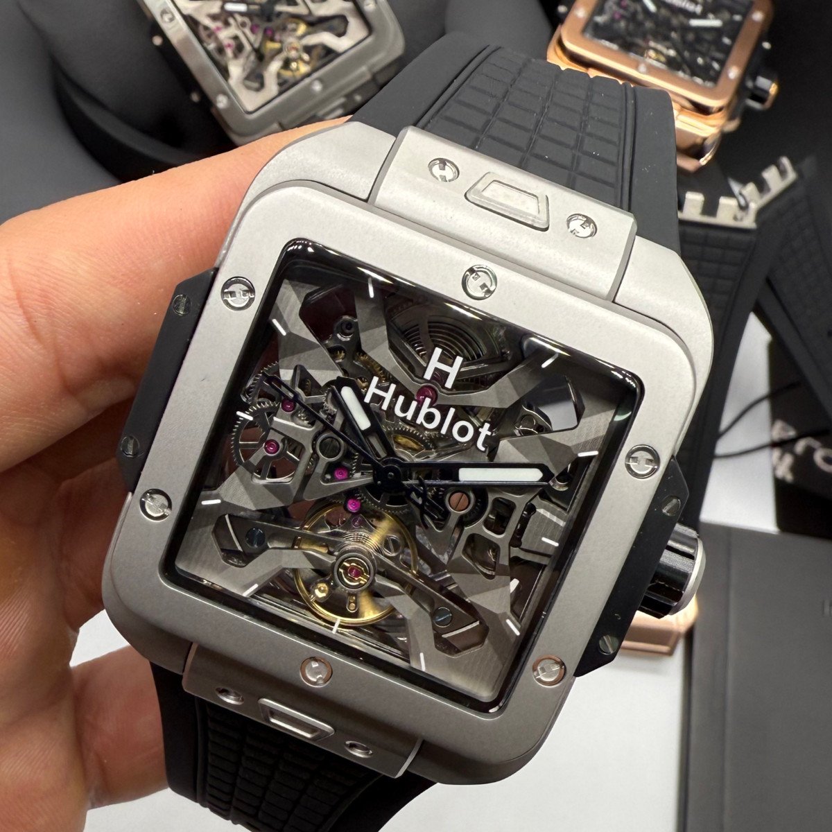 a43f4e_59401647fe854d86a588ebc55eef5202mv2 Hublot Square Bang Turbilhão Aço/OxSilver 45mm, Mostrador Cinza Esqueleto - Imagem 1
