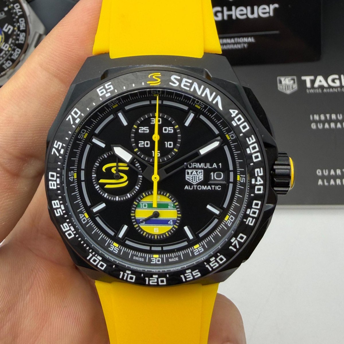 a43f4e_5a32075a73f9460a8c008e6939b36273mv2 TAG Heuer Formula 1 Chronograph x Senna 44mm - Aço PVD - Pulseira Borracha - Imagem 1
