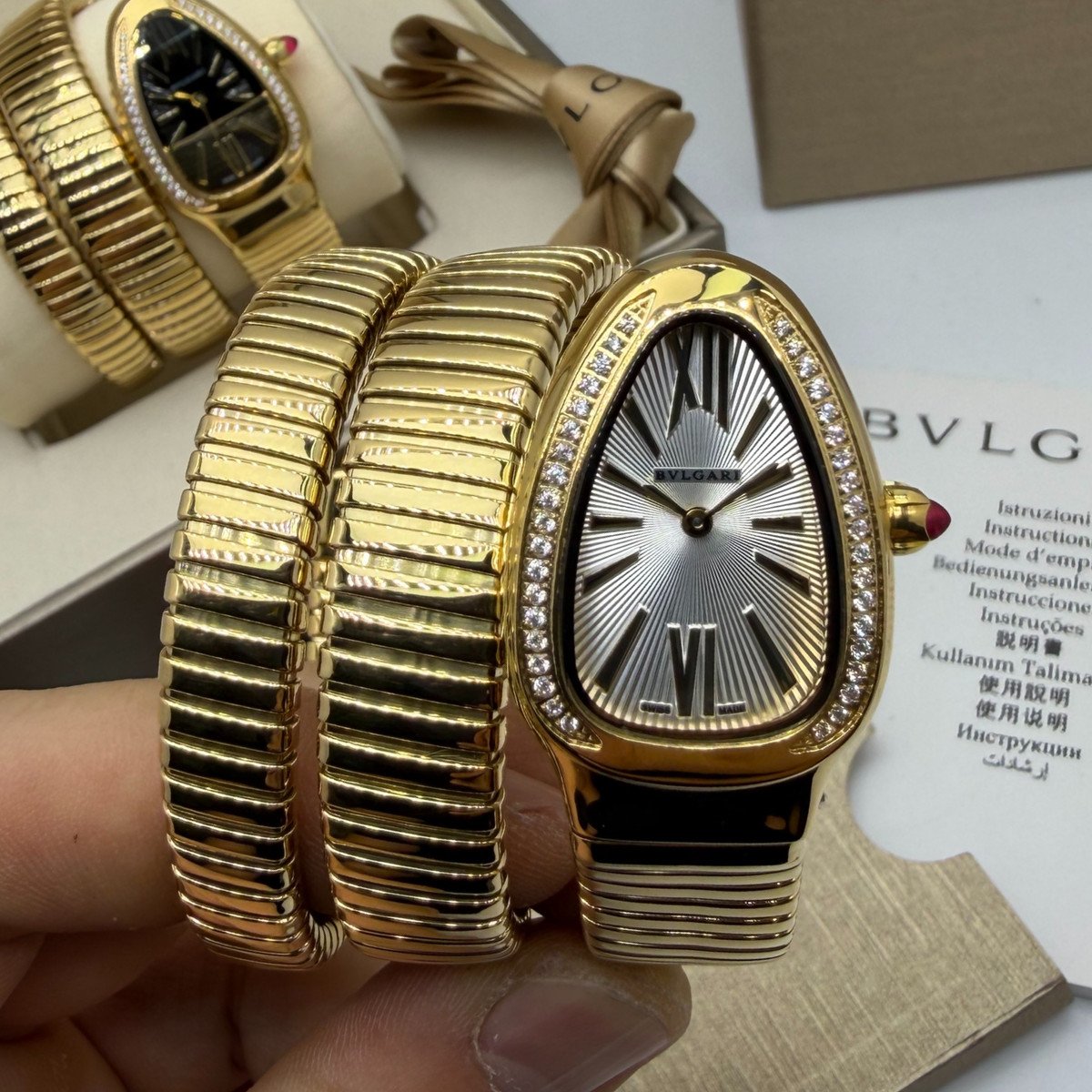 a43f4e_670b4d5e902149a5a8084801a850f5c4mv2 Bvlgari Serpenti Tubogas 02 Volta 35mm Aço/Dourado Mostrador Prata - Cravejado - Imagem 1