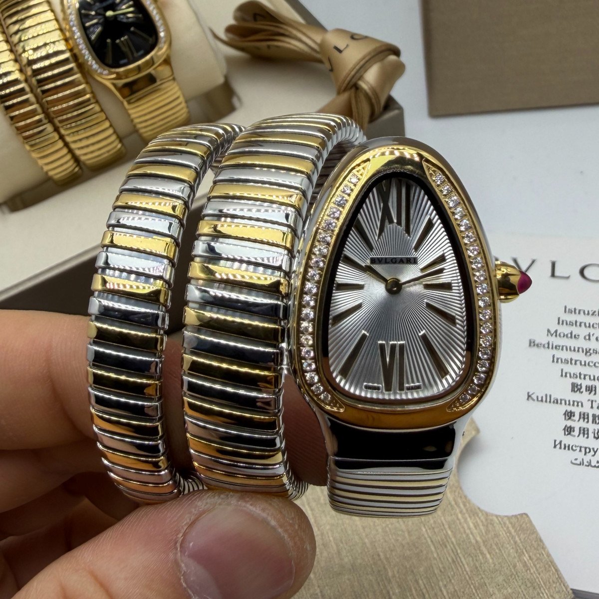 a43f4e_90e1d40742894b9d9f0a547e4238ca44mv2 Bvlgari Serpenti Tubogas 02 Volta 35mm Aço/Dourado Mostrador Prata - Cravejado - Imagem 1