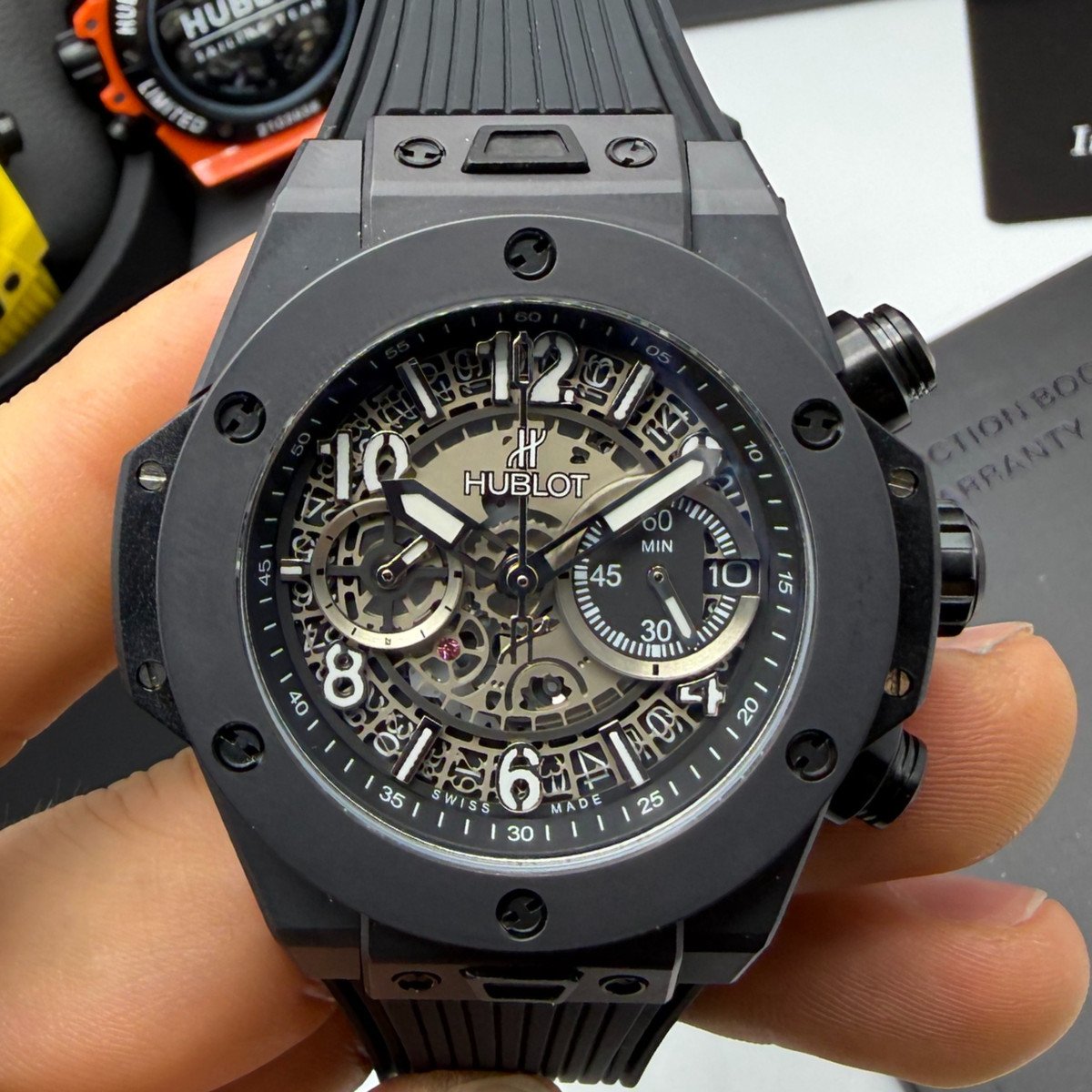 a43f4e_caf4db2505a644fdb55b3dc63dbc5761mv2 Hublot Big Bang 20th Anniversary King - Black Cerâmica Tungsténio 43mm - Imagem 1