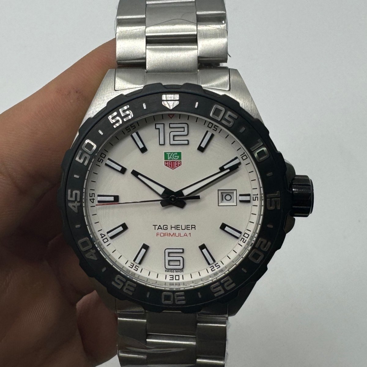 a43f4e_e2ee62c602a94fd8a054e46dfd201ba3mv2 TAG Heuer F1 43mm Aço Mostrador Branco Luneta Preta - Imagem 1