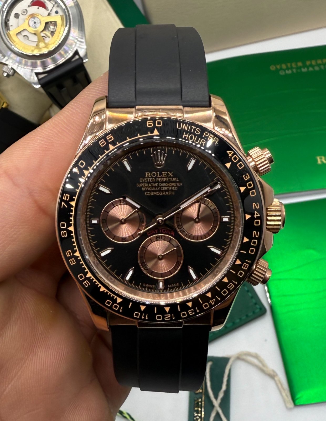 rolex-daytona-40mm-dourado-mostrador-marrom-luneta-preta-foto1 Rolex Daytona 40mm Dourado Mostrador Marrom, Luneta Preta - Imagem 1