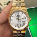 Rolex Oyster Perpetual Land‑Dweller 40mm Dourado, Mostrador Prata