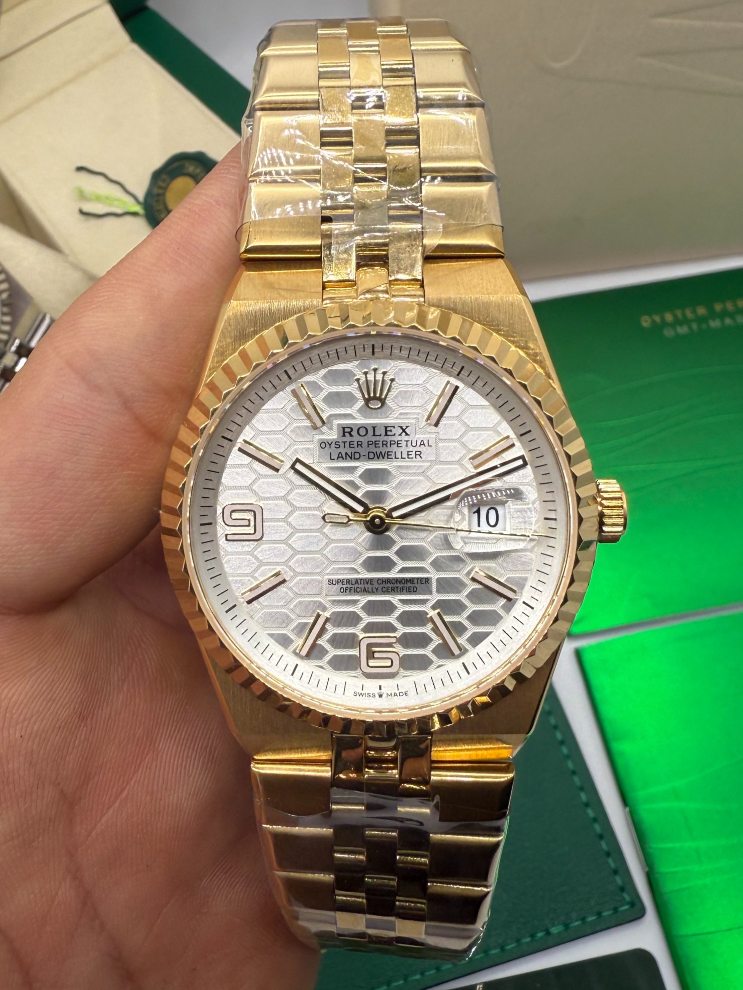 rolex-oyster-perpetual-land-dweller-40mm-dourado-mostrador-prata-foto1 Rolex Oyster Perpetual Land‑Dweller 40mm Dourado, Mostrador Prata - Imagem 1